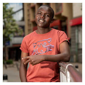 Kipepeo-Clothing Herren Print T-Shirt aus Bio-Baumwolle CAT Marsala. Handmade in Kenya